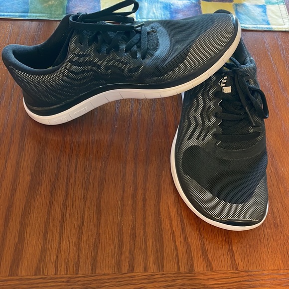 Black womens Nike FAree 4.0. Excellent condition. Worn once. - Picture 3 of 6